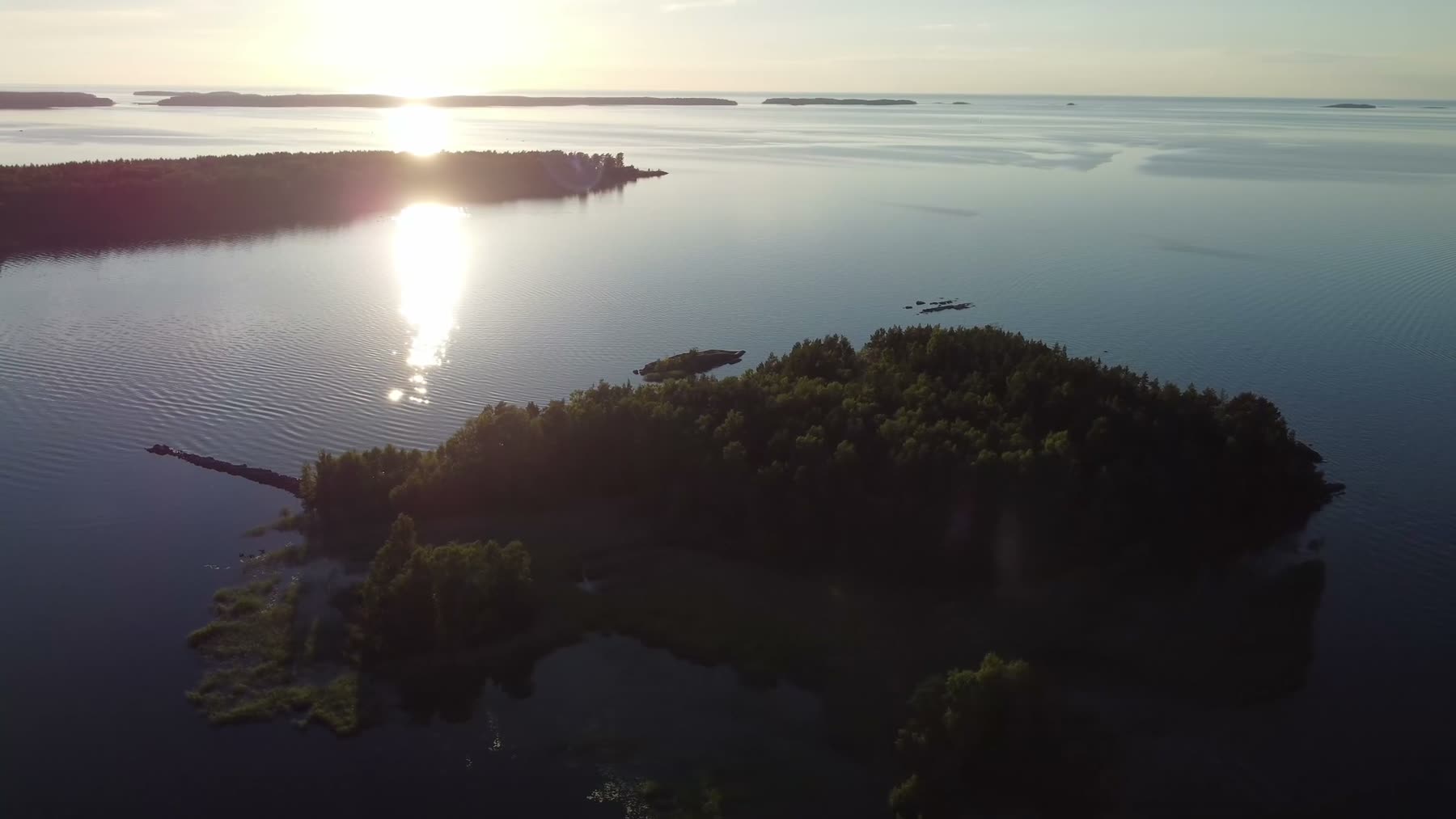 Skärgård i kvällsljus, sedd uppifrån.